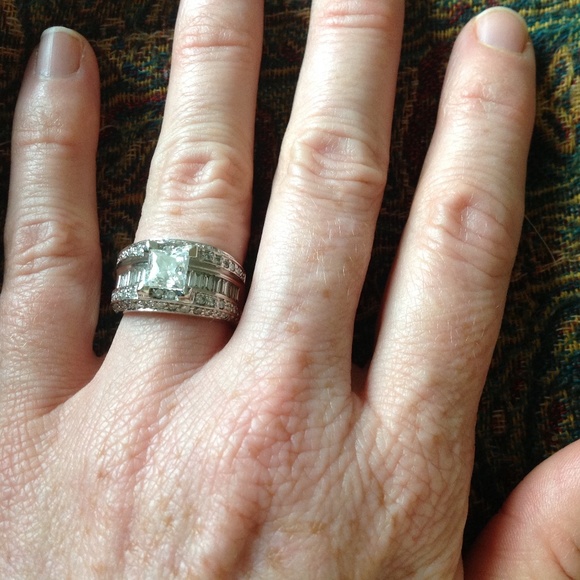 Engagement ring - Picture 2 of 2